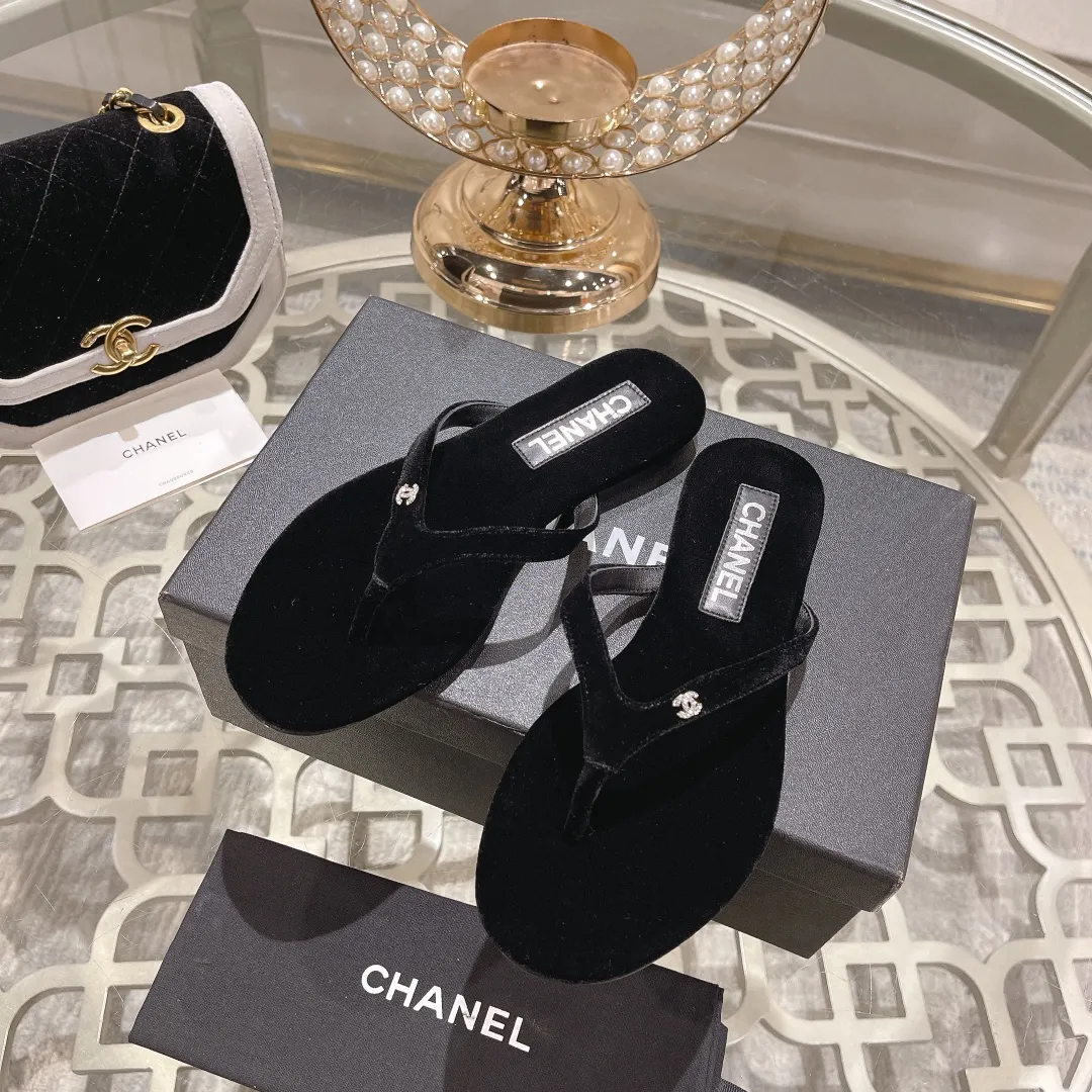 👟👟Ex-factory price 400👟👟 Chanel Xiaoxiang black herringbone flip-flops, simple, high-end and elegant ~ full of fragrance ~ very light on the foot ~ soft and comfortable, not stiff ~ no foot grinding ~ great foot feel ~ daily travel in summer ~ home vacation ~ easy to hod in various occasions ~ of course it must be beautiful in summer... ⇢✈ Upper: original 1:1 exclusive customized space cloth/sheepskin ⇢✈Outsole: original 1:1 exclusive molded genuine leather sole imported from Italy ⇢✈𝐒𝐈𝐙𝐄: 35-41 ⚠️Difference in market currency ~ high-end quality is definitely different‼ ️